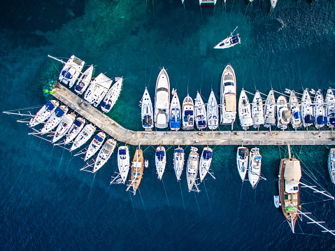 La bahía y la Marina de yates y Veleros